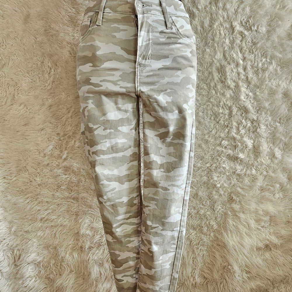 Levi's Women's Light Gray Camo 720 High Rise Super skinny Crop Jeans Size 25